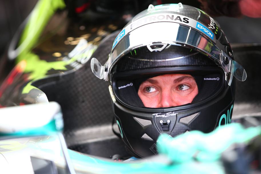Gran Premio di Formula 1 a Spa in Belgio. Nico Rosberg protagonista con il miglior tempo, ma anche per un pauroso incidente: la gomma posteriore destra della sua Mercedes esplode a 25 minuti dalla fine della seconda sessione di prove libere.(Getty Images)